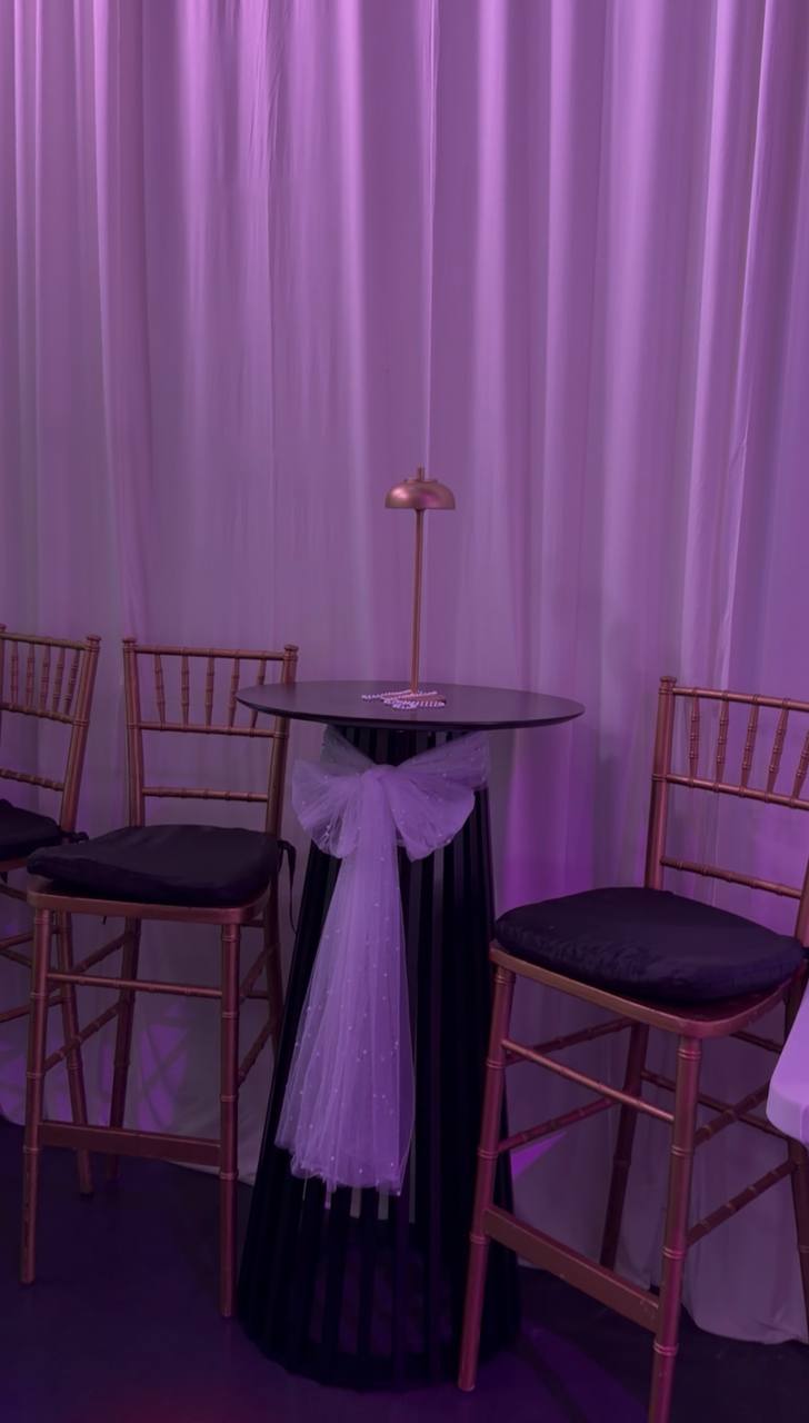 Cocktail lounge